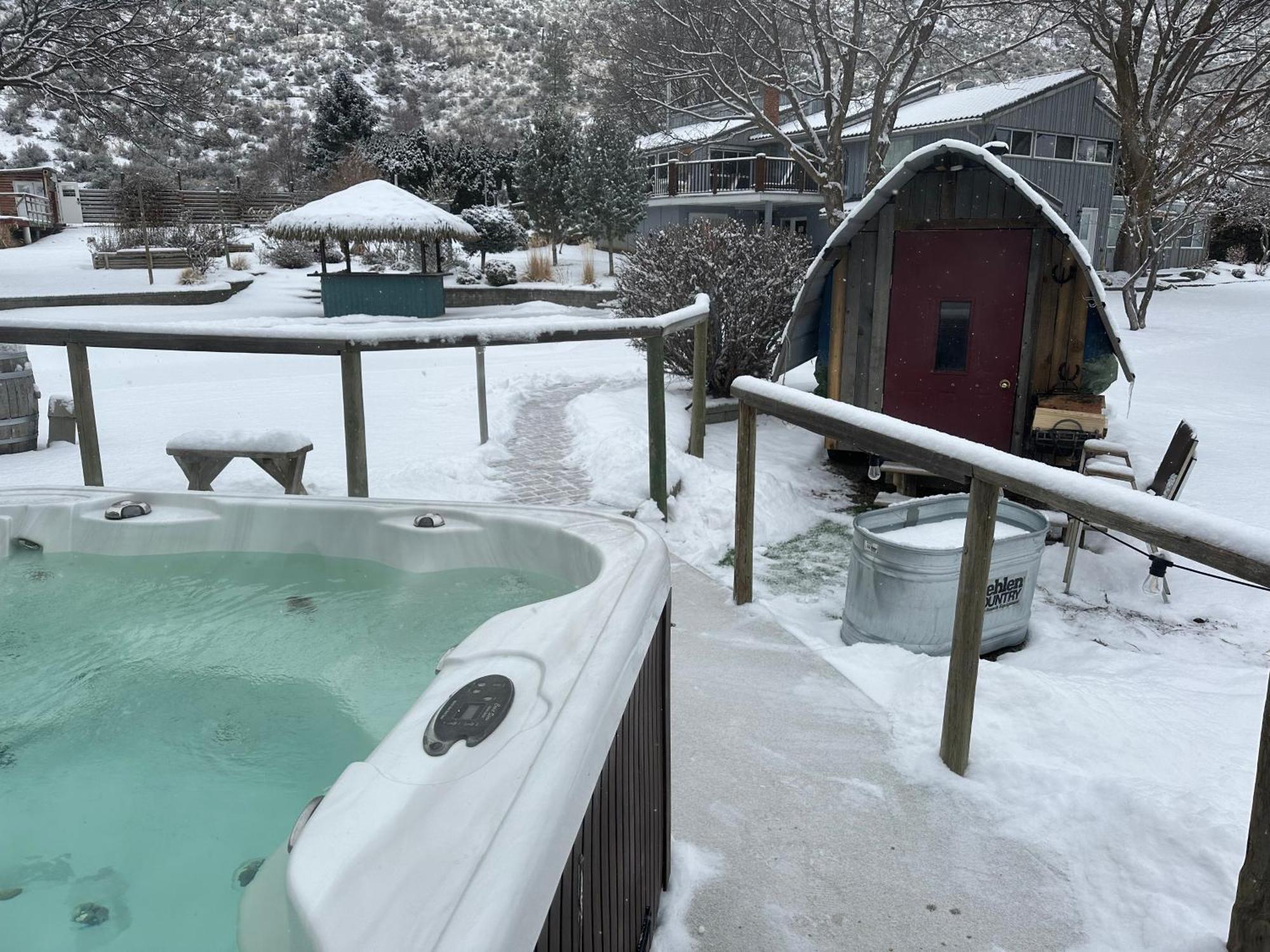 Similkameen Wild Resort & Winery Retreat オソヨース エクステリア 写真
