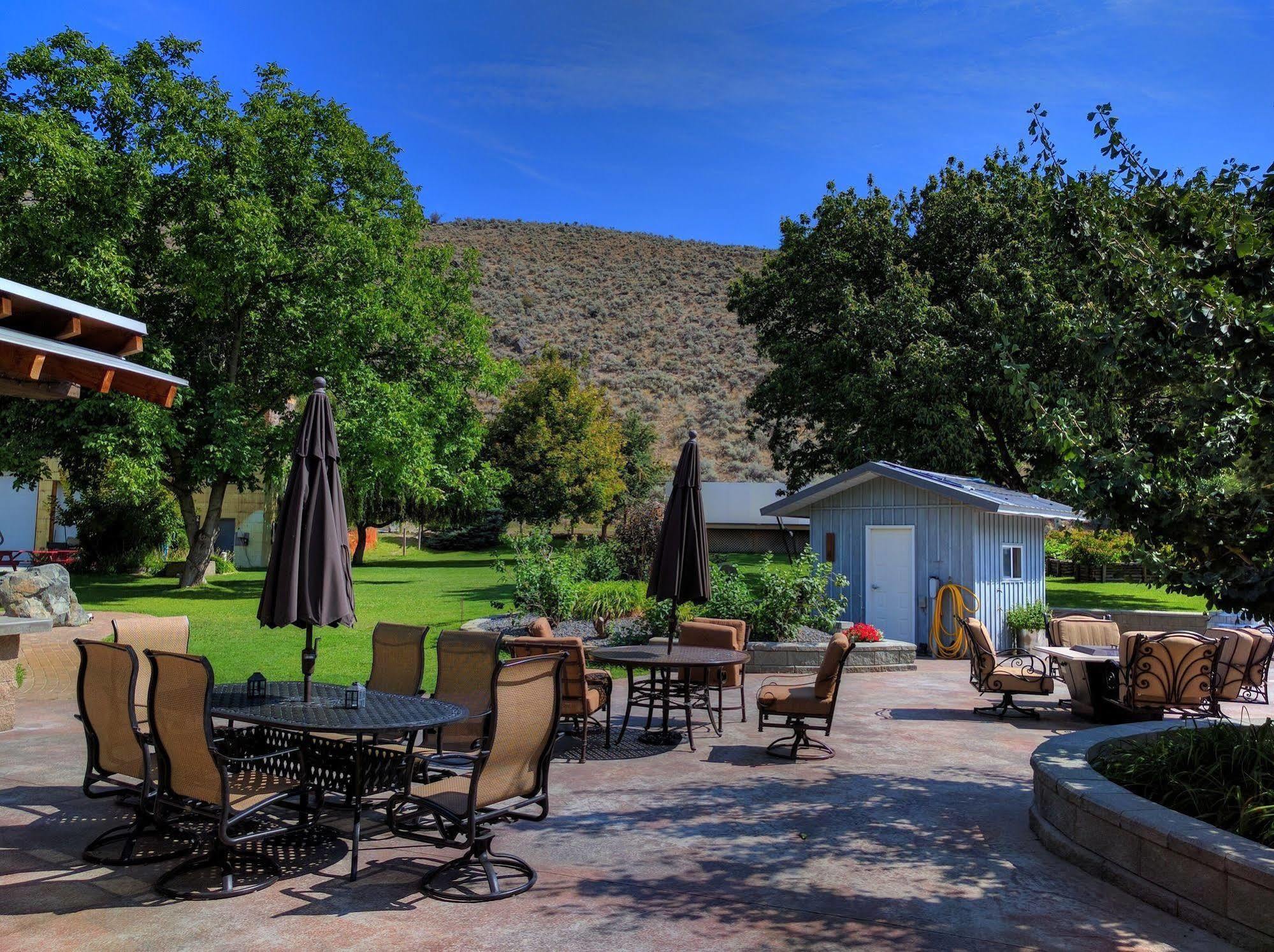 Similkameen Wild Resort & Winery Retreat オソヨース エクステリア 写真
